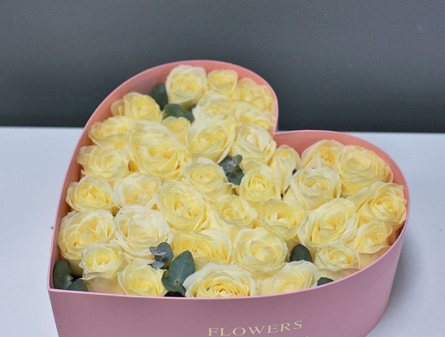 Розовая коробка-сердце  из 35 белых роз Фото